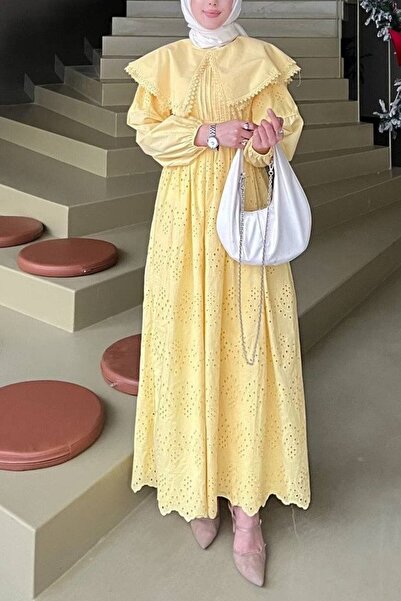 Modamorfo Φόρεμα με κίτρινη δαντέλα με λεπτομέρεια από κάπα