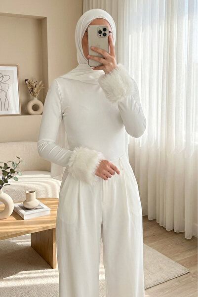 Modamorfo Μπλούζα με γούνινο μανίκι και κουμπωτά στοιχεία στο λαιμό - λευκή