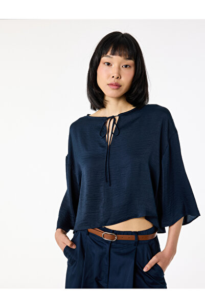 Koton Σατέν μπλούζα με κοντό μανίκι, στρογγυλή λαιμόκοψη και δέσιμο, από ύφασ...