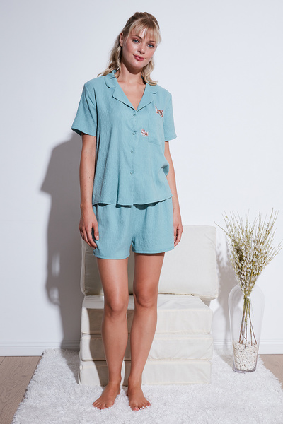 Lela Σετ πιτζάμες με πουκαμισέλα με γιακά, ελαστική μέση και κοντομάνικο σορτ...