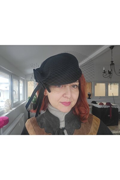 Miss Hat Tocă Neagră din Fetru de Lână cu Fundă de Catifea și Voaletă – „Pill...