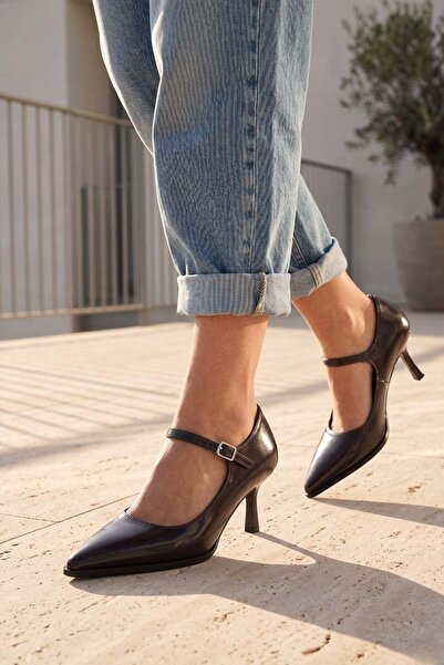 Modezya Γυναικεία παπούτσια με τακούνι Olivia Brown Rustic Belt Detail με μυτ...