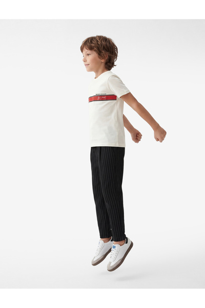 Koton Βαμβακερό κοντομάνικο μπλουζάκι με λαιμόκοψη ποδηλατικού τύπου και στάμ...