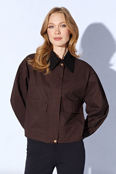 Manche Κοντή καμπαρντίνα με καφέ γιακά και βελούδινη διακόσμηση στις μανσέτες...