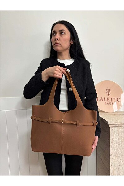 lalettobags Γυναικεία τσάντα ώμου από σουέτ με λεπτομέρεια ζώνης σε μοντέλο λ...