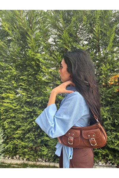 lalettobags Γυναικεία τσάντα μπαγκέτα με λεπτομέρεια αγκράφας σε σχέδιο παιώνιας