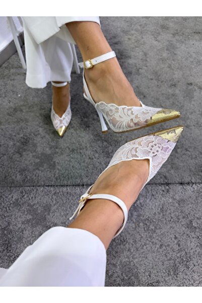 MYVOLANTE Γυναικεία παπούτσια με λεπτομέρειες από λευκή δαντέλα και χρυσά αξε...