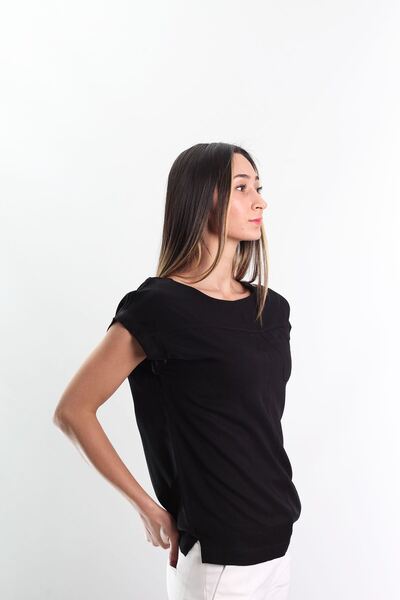 Blues Outlet ЖІНОЧА БЛУЗКА З ВІДКРИТИМИ РУКАВАМИ ТА КИШЕНЯМИ - ЧОРНА