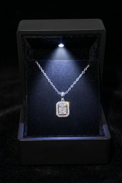 Elika Silver 925 Ayar Gümüş Zirkon Taşlı Baget Kolye / Işıklı Kutu Hediyeli