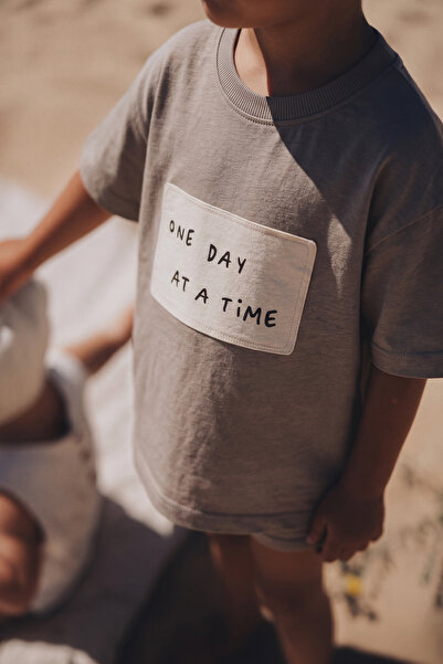 Cigit Μπλουζάκι με απλικέ "One Day At A Time " για 2-10 ετών, S, Βιζόν