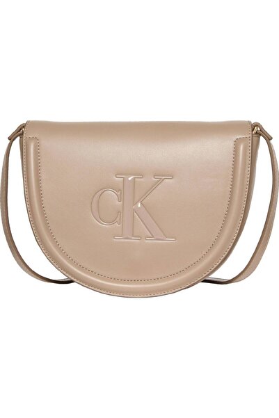Calvin Klein Kadın Deri Uzun Ayarlanabilir Sap CK Yazı Desenli Bej Omuz Çantası