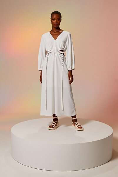 Berr-ın Γυναικείο λευκό φόρεμα με λαιμόκοψη V και μακριά μανίκια με λεπτομέρε...