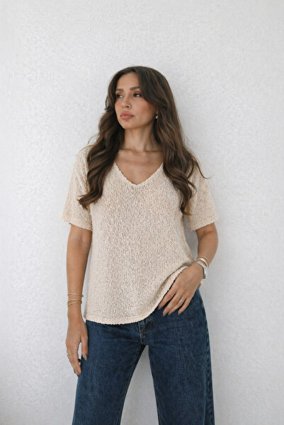 RAMİOR COLLECTION Γυαλιστερή διάφανη πλεκτή μπλούζα με λαιμόκοψη V και κοντό ...