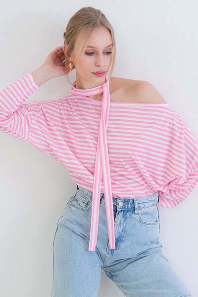 Trend Alaçatı Stili Γυναικεία ροζ μπλούζα με λαιμόκοψη και μανίκια νυχτερίδα ...