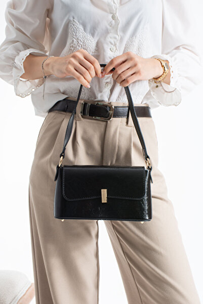 DEV 3 ADAM Μαύρη γυναικεία τσάντα χειρός και ώμου από λουστρίνι με κάλυψη από...