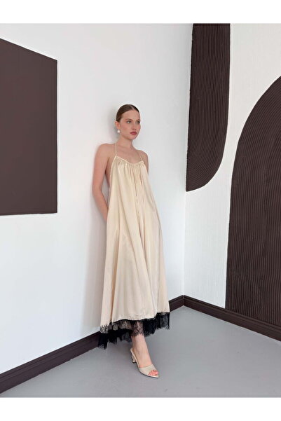 Lady Pixie Μακρύ σατέν φόρεμα με δαντέλα και λεπτομέρειες στην πλάτη