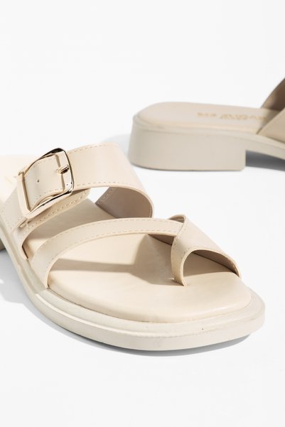 MS SUGAR SHOES شبشب نسائي ذو مشبك ذهبي اللون