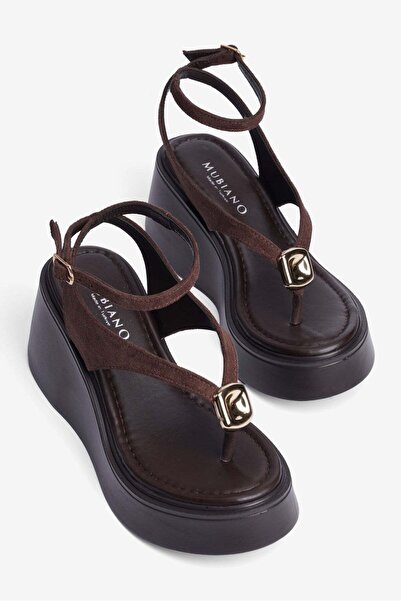 Mubiano Γυναικεία σουέτ σανδάλια σαγιονάρας με χρυσή λεπτομέρεια σε καφέ χρώμα