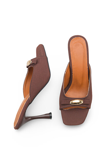 Bak Store Πικροκαφέ γυναικείες παντόφλες με τακούνι και λεπτομέρεια χρυσού φι...