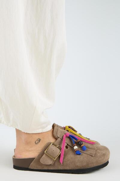 Manijero Γυναικείες παντόφλες Poelman από γνήσιο δέρμα με φούντες και λεπτομέ...