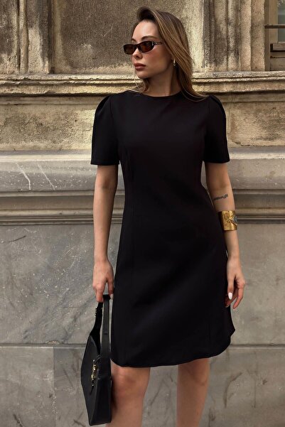 Swist Μαύρο μίνι φόρεμα με πιέτες στα μανίκια και λαβές στο μισό μανίκι για γ...