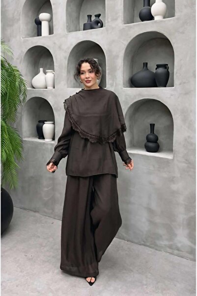 Cardella Κομψό και στυλάτο σετ με δαντέλα Yasmin και λεπτομέρεια από μανδύα, ...