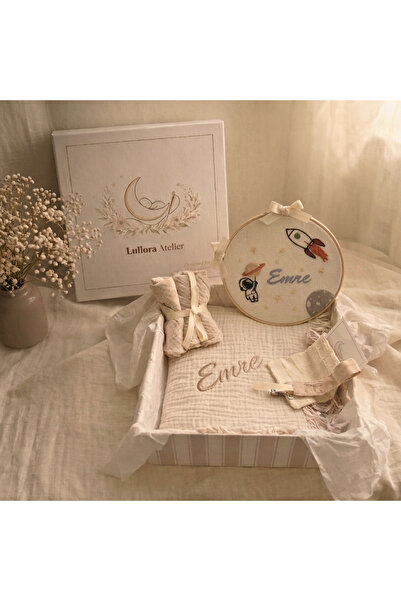 Lullora Atelier Kişiye Özel İsimli Müslin Bebek Hediye Seti | Nakışlı Battani...