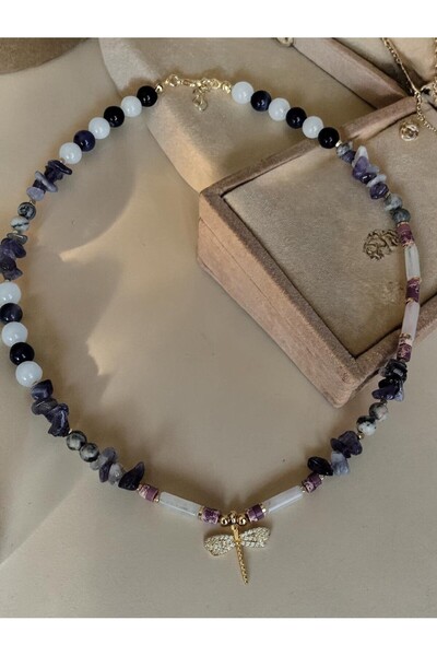 Amabel Jewelerys قلادة على شكل طائر اليعسوب مرصعة بالأحجار الطبيعية مثل الأمي...