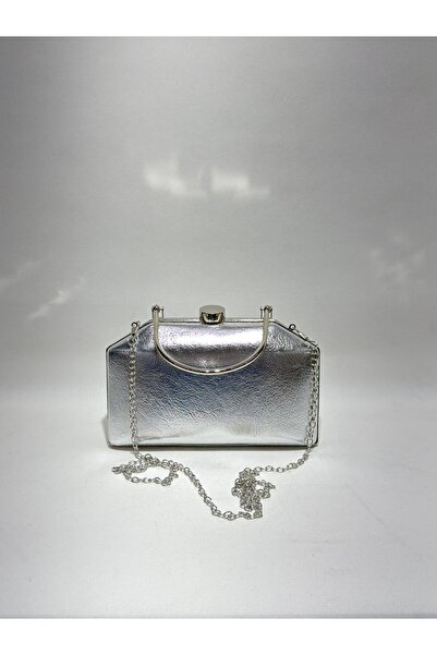 womenacs Βραδινό φόρεμα από ύφασμα σε ασημί χρώμα με λουράκι αλυσίδας και τσά...