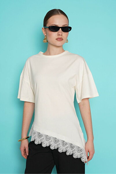 Caddebostan Moda Γυναικείο μπλουζάκι με δαντέλα στο τελείωμα της φούστας, ασύ...