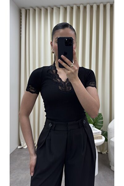 YOUR NAME Δαντελωτή μπλούζα με κοντό μανίκι και λαιμόκοψη V