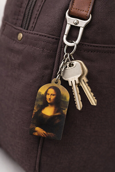 HER ŞEY NOTA www.herseynota.com Μόνα Λίζα Μεταλλικό Μπρελόκ με Τυπωμένη Καλλι...