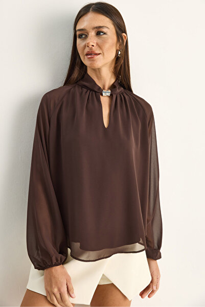 Bianco Lucci Γυναικεία μπλούζα σιφόν με ψηλό γιακά, μεταλλικά αξεσουάρ και δι...