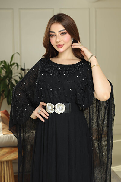 JAQUEEN فستان أسود واسع بتصميم انسيابي وحزام مزخرف