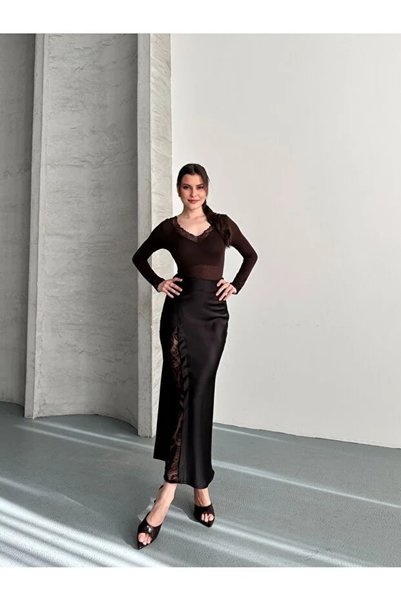 MODA تنورة ميدي عالية الخصر من الساتان والدانتيل مع فتحة جانبية