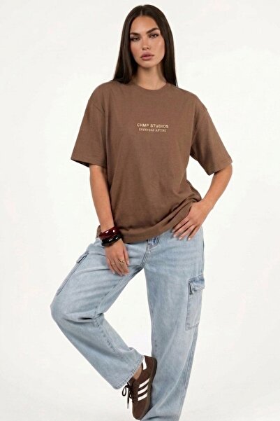 The Champ Clothing Γυναικείο μπλουζάκι oversize CHMP STUDIOS με στάμπα σε καφ...