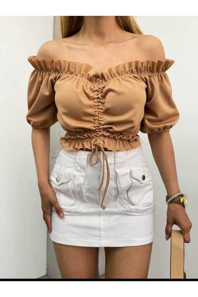 wear on CAMEL KAYIK YAKA BÜZGÜ DETAYLI LASTİKLİ CROP BLUZ