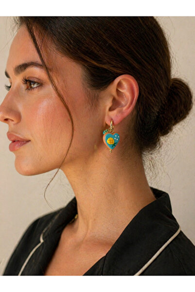 Arthesia Jewelry أقراط على شكل قلب - مزينة بتفاصيل من المينا الملونة، أقراط د...