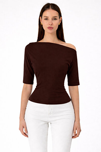 COMBİNE MİCHAİL Γυναικεία κοντομάνικη μπλούζα σε καφέ χρώμα, που φοριέται στο...