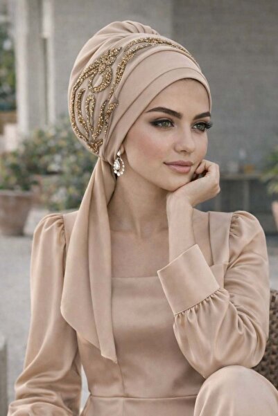 Aişe tesettür Μπεζ βραδινό φόρεμα με χρυσό μοτίβο και κασκόλ