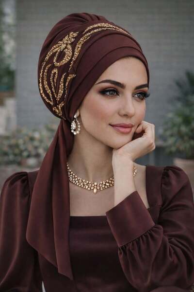 Aişe tesettür Βραδινό φόρεμα με χρυσό μοτίβο σε καφέ απόχρωση και κασκόλ