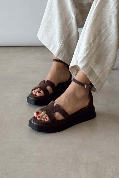 nope21shoess صندل كوزي بني من الجلد الطبيعي