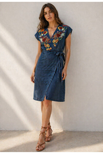 Nobrand Τζιν φόρεμα κρουαζέ μεγέθους M/L με φλοράλ κέντημα – casual chic στυλ