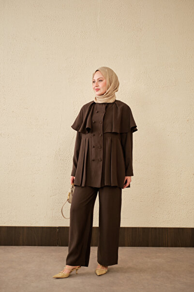 LOCCO Γυναικείο κοστούμι με γιακά και λεπτομέρεια με διπλά κουμπιά, καφέ