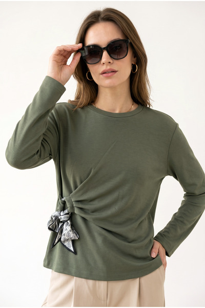 MODAQU Μπλούζα με λεπτομέρεια δεσίματος και φουλάρι στο πλάι - Χακί