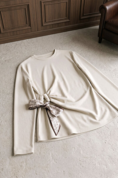 MODAQU Μπλούζα με λεπτομέρεια δεσίματος και φουλάρι στο πλάι - Πέτρινο