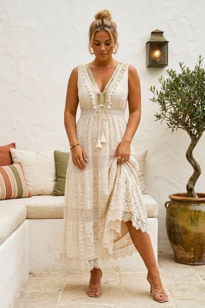 Chiccy Ιταλικό μπεζ φόρεμα με λαιμόκοψη V, αμάνικο, με επένδυση, με πούλιες κ...