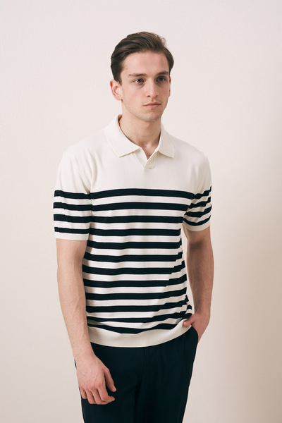 İLKCET MODA Ανδρικό πλεκτό μπλουζάκι με ριγέ γιακά, εκρού χρώμα, ελαφριά φαρδ...