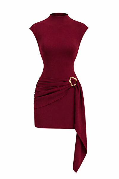 SevdeUgur Φόρεμα με ψηλό γιακά, λεπτομέρεια με αγκράφα και ζώνη που τονίζει τ...