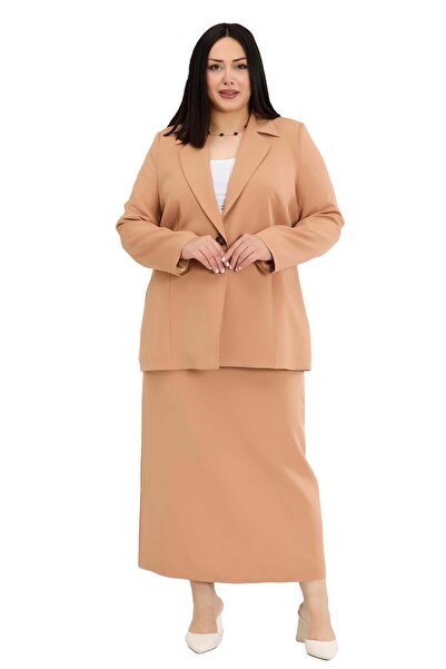 DISENTIS MODEST Σετ δύο τεμαχίων με μονόκουμπο σακάκι και φούστα μεγάλου μεγέ...